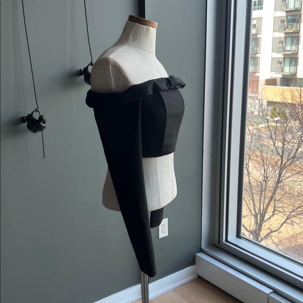 New Cult Gaia Valia Off Shoulder Crop Top in Black Size 6 - Picture 3 of 7